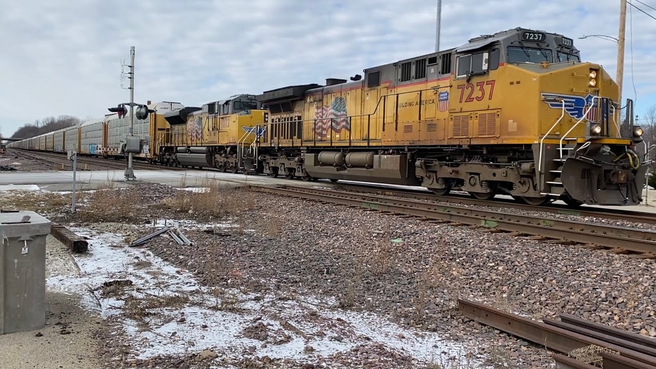 UP Auto Rack Train Chugs it’s way Thru Sterling! 1/15/2025 - YouTube