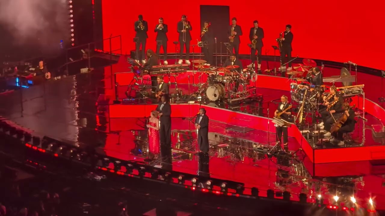 RAYE - Where Is My Husband (live at the O2)