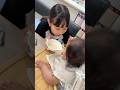 【赤ちゃん】お姉ちゃんがごはん食べさせてくれたよ🍚　まりちゃんいずちゃんチャンネル　#shorts #赤ちゃん #赤ちゃんのいる生活
