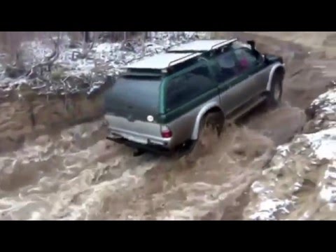 Mitsubishi L200 vs Mitsubishi Pajero Sport off road in deep water 4x4