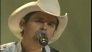 Vignette de la vidéo "Carrie Underwood & Brad Paisley - "Louisiana Woman, Mississippi Man""