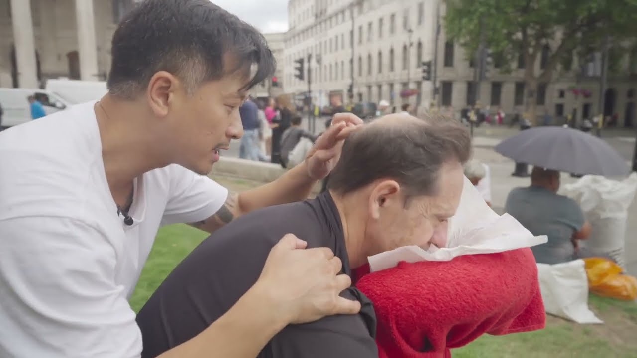 ⁣Free Chair Massage Trafalgar Square  - Pay It Forward - #asmr #master @TaoChiKai