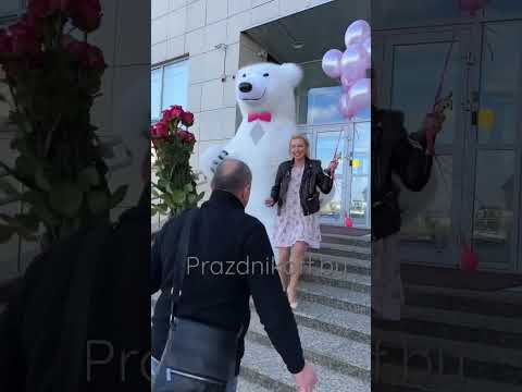 Вручение Оскара богине. 🗽 Поздравление от друзей и коллег по работе. Медведь, шары, дым, цветы.