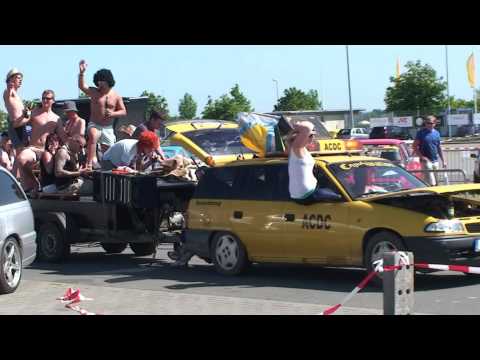 Das beste Treffen aller Zeiten: 67.400 Opel-Fans kamen zum Kult-Treffen nach Oschersleben Das diesjÃ¤hrige Opel-Treffen in der Motorsport Arena Oschersleben hat erwartungsgemÃ¤Ã alle Rekorde gebrochen und geht zurecht als das beste Treffen aller Zeiten in die Geschichte ein. Vom 3. bis 6. Juni kamen rund 67.400 Opel-Fans mit 19.900 Fahrzeugen in die BÃ¶rde, um vier Tage lang eine riesige Opel-Party zu feiern. Bereits am Freitag zeichnete sich eine deutliche Tendenz nach oben ab: Nach der ersten, groÃen Anreisewelle am Donnerstag zÃ¤hlten die Organisatoren bereits 45.000 Opelaner aus ganz Europa. Im Vorjahr waren insgesamt 60.500 Besucher mit 19.600 Autos gekommen. âIch bin einfach Ã¼berglÃ¼cklich", zog Organisator Sven GlÃ¶ckner nach einer turbulenten Woche Bilanz. âDas Wetter war so schÃ¶n, wie schon seit Jahren nicht mehr. Man kÃ¶nnte meinen, wir haben es so bestellt." Neben den aufgemotzten Autos der Marke mit dem Blitz waren zwei Ã¤uÃerst sympathische SchrotthÃ¤ndler die Stars des Treffens. Manni und Uwe Ludolf absolvierten ein Fan-Programm, das ihnen keine Zeit zum durchatmen lieÃ. âWir wollen keine Ruhe, wir wollen SpaÃ", brachte es Manni nach der Ankunft am Freitagnachmittag auf den Punkt. Ãberall wurde gelÃ¤chelt, gedrÃ¼ckt, geknutscht, fotografiert und signiert. Fast schon nebenbei erÃ¶ffneten die sympathisch-schrÃ¤gen Typen den Burnout- und Donutcontest und kÃ¼rten die âMiss Opel 2010". Die Wahl fiel auf Melanie Palmer aus dem sÃ¤chsischen Lichtenstein. Die 24-jÃ¤hrige <b>...</b>