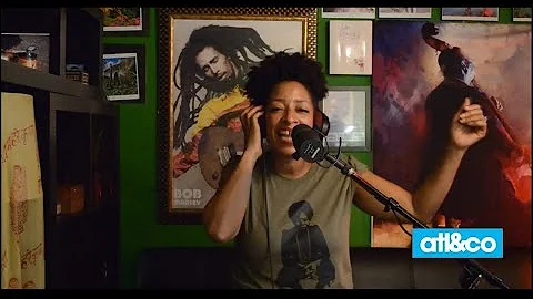 Singer/Songwrite...  Julie Dexter Performs