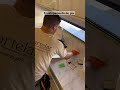 Nesse vídeo mostro como transformar a aparência de uma pia aplicando envelopamento decorativo