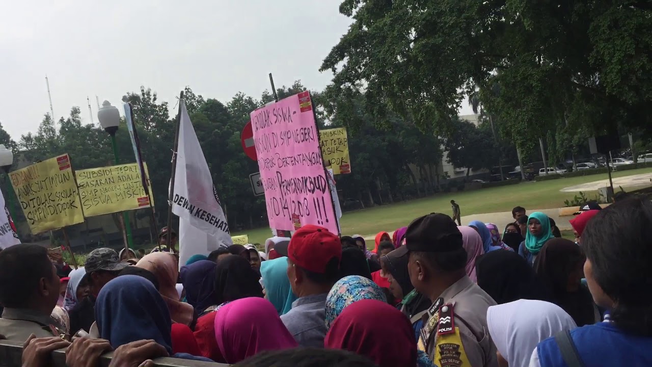  Aksi Ibu-ibu Dorong Gerbang Balai Kota Depok Minta Tambah Daya Tampung Siswa Miskin di SMP Negeri