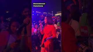 ردة فعل تامر حسني على غناء زوجته بسمة بوسيل في سهرة جمعتهم امس