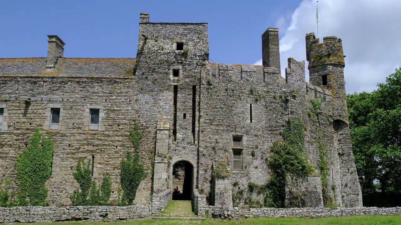 法国皮鲁城堡（Château de Pirou）位于诺曼底芒什省，是一座历史悠久的12世纪中世纪堡垒，以其环绕的护城河、古老的防御塔和迷人的传说（如“皮鲁的神话传说”）闻名。