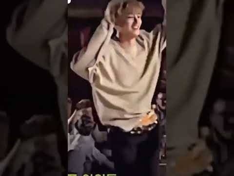 Taehyung is dancing like a belly dancer 😍🔥