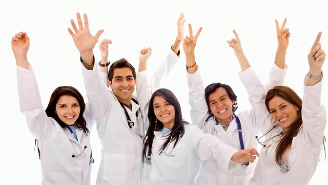 Профессиональная группа врачей. Коллектив врачей. Счастливый врач. Медики коллектив. Счастливые медицинские работники.