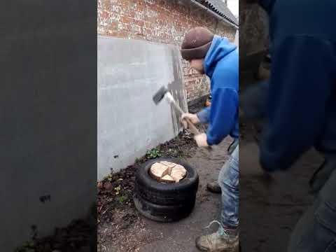 شاهد اسهل طريقة لتكسير الحطب Shorts