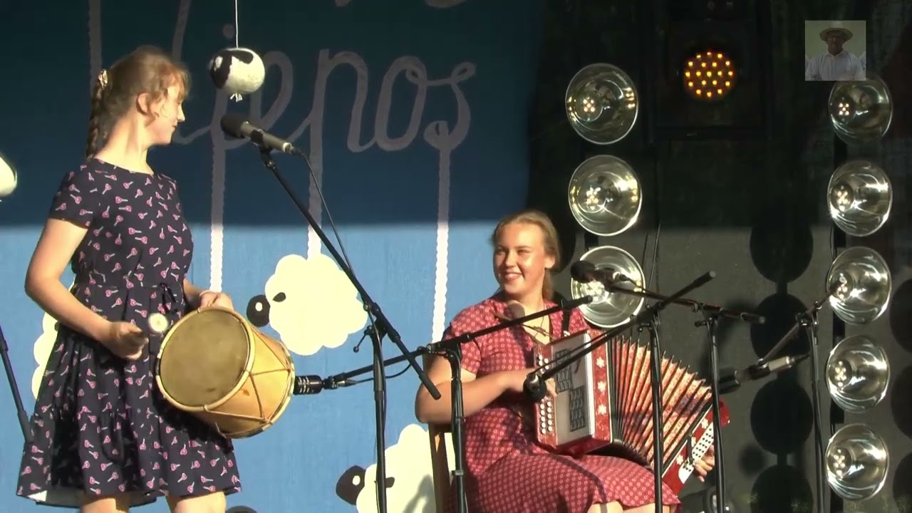 🌙 „Subatos vakarėly“ – romansas, kupinas švelnumo ir nostalgijos.