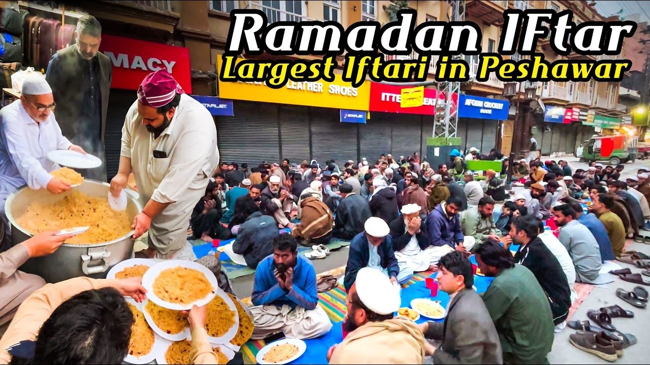 Biggest Ramadan iftar Roadside in Pakistan | Free Food Distribution During Ramzan | Food in Pakistan