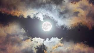 Красивая ночная луна в облаках