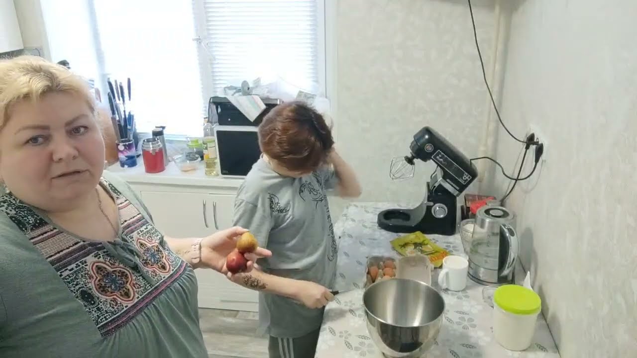 Утренняя прогулка. Готовим с сестрой шарлотку с яблоками