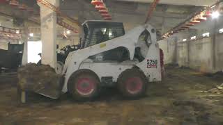Broiler bedding at the poultry farm. How to effectively clean a chicken coop.