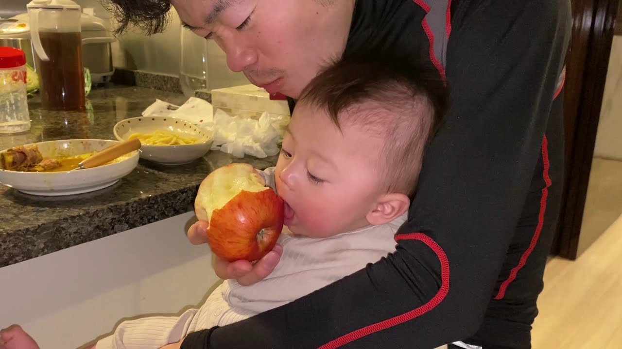 パパのかじった後のリンゴを一生懸命食べる赤ちゃん 生後5ヶ月 Youtube パパのかじった後のリンゴを一生懸命食べる赤ちゃん 生後5ヶ月 Youtube