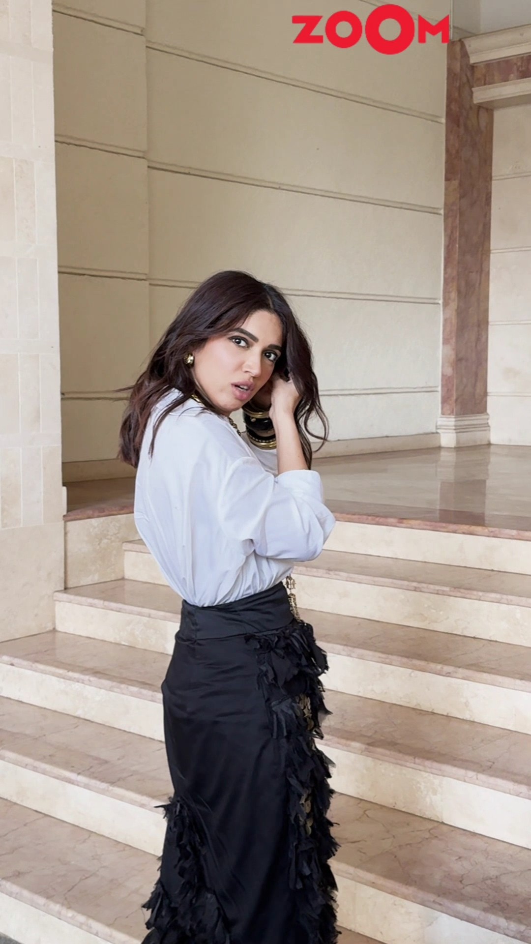 Bhumi Pednekar's FUNNY reaction as paps shoot her while she FIXES her earrings ? #bhumipednekar