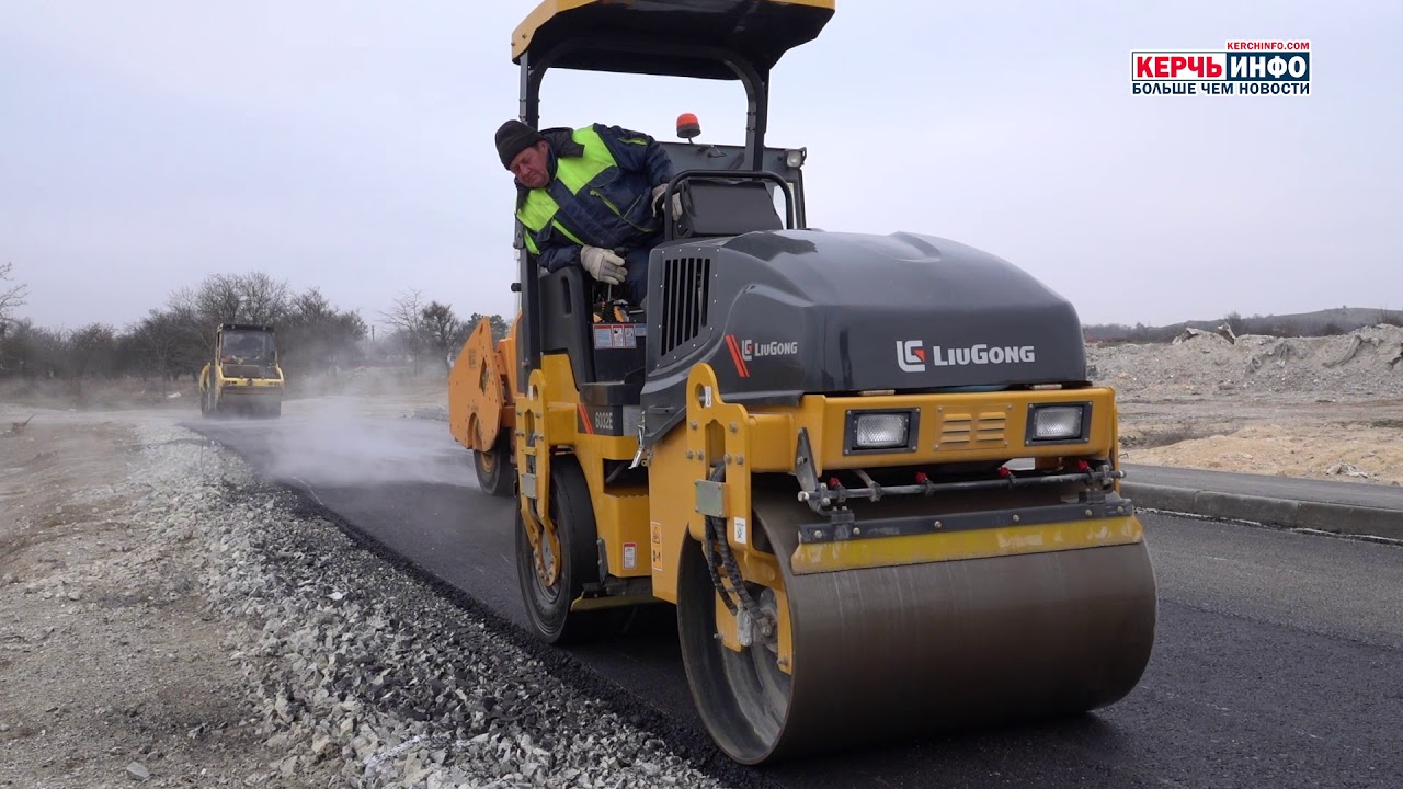 На Гаспринского рабочие приступили к укладке асфальта - YouTube