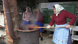 Jak vypadá tradiční vaření povidel v Kobylí?