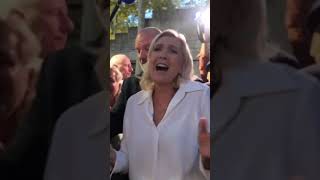 Marine Le Pen DANSE sur Dalida