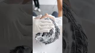 عملية الغسل بعد عملية زراعة الشعر بدون حلاقة. قد يبدو غسل شعرك بعد إجراء عملية الزرع دون حلاقة