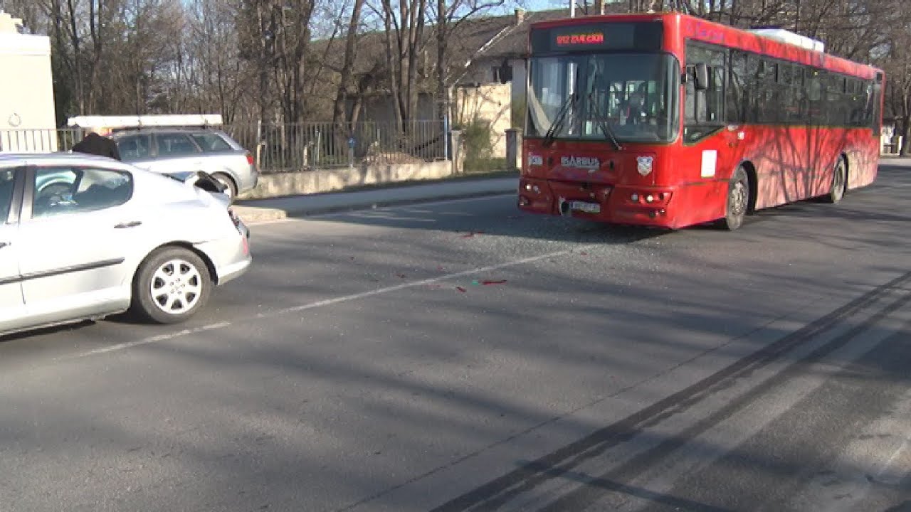 Sudar autobusa i putničkog vozila