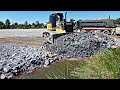 Perfectly Operates Using Skill Bulldozer SHANTUI pushing stone with Unloading 25.5t Dump trucks