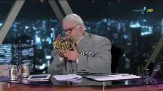 Jô Suado cai da cadeira e recebe Charlie Sheen