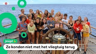 Groep leerlingen vaart oceaan over vanaf Sint-Maarten