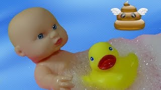 Куклы Пупсики купаются ,обкакался в ванной.Игрушки для девочек.