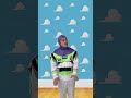 ウッディの誕生日サプライズを企画するバズライトイヤー