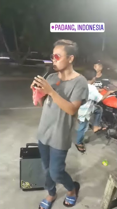 Pengamen Bersuara Indah di Kota Padang