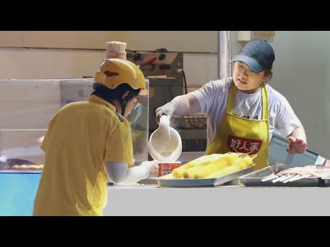 Delivery Man Asks Shopkeepers for Hot Water to Eat Instant Noodles | Social Experiment