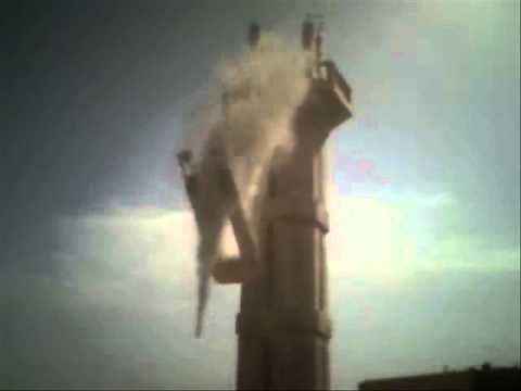 اسقاط عمودين من مئذنة المسجد البحري بداقوف