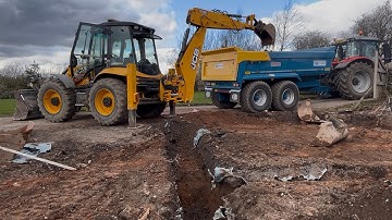 Jcb 4cx excavating Foundations