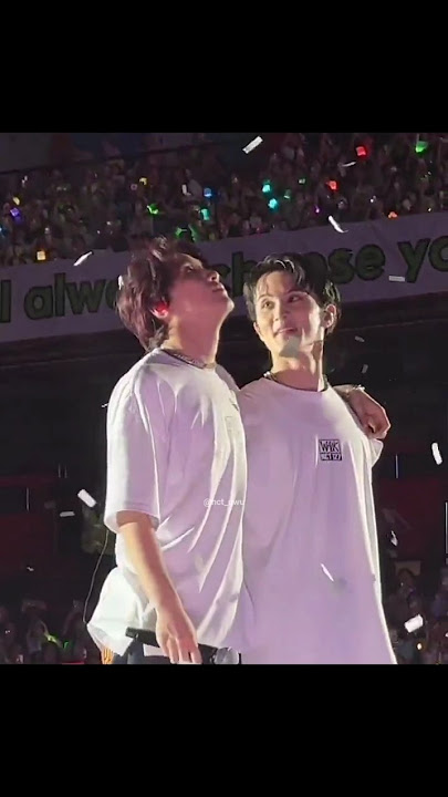 Instead of looking at the fireworks bro is glancing at hc 🤭#markhyuck #mark #haechan #nct127 #nct