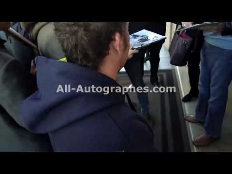 Robert Redford signing autographs in Paris (Part 2)