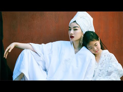 黄奕母女拍纯白故事感大片 与女儿同框相互依偎