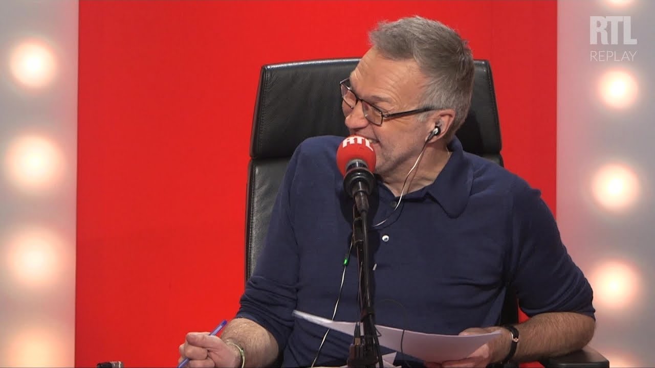 Philippe Manœuvre regarde la télé en charentaises