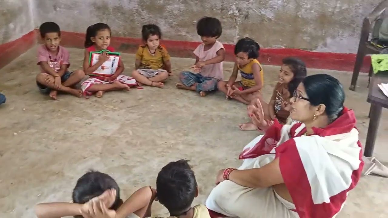 Bacchon ko Parivar ki Parichay Karate hue