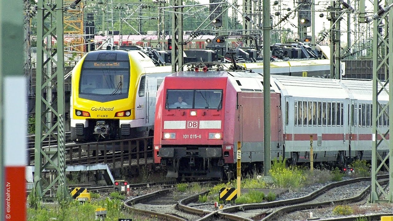 Stuttgart Hauptbahnhof  - Viel los am Abend
