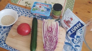 Салат из фиолетовой пекинской капусты, огурца, помидоров и сыра фета.