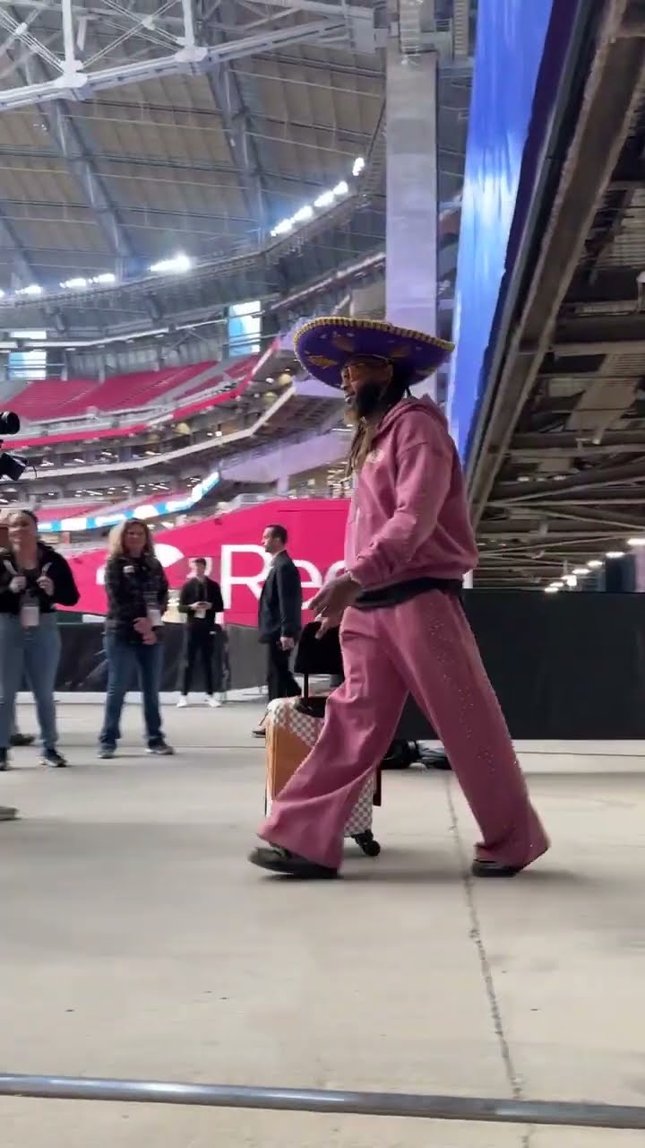Aaron Jones Arrives For Wild Card Game at Rams