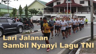 Lari Jalanan Sambil Nyanyi Lagu TNI #daily activities #TNI #Larijalanan