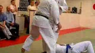 Magnus Försvarar Sig Mot Två Angripare