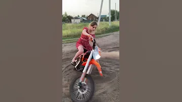 Учусь делать трюки на ПИТБАЙКЕ Девушка учится мототрюкам Shorts 