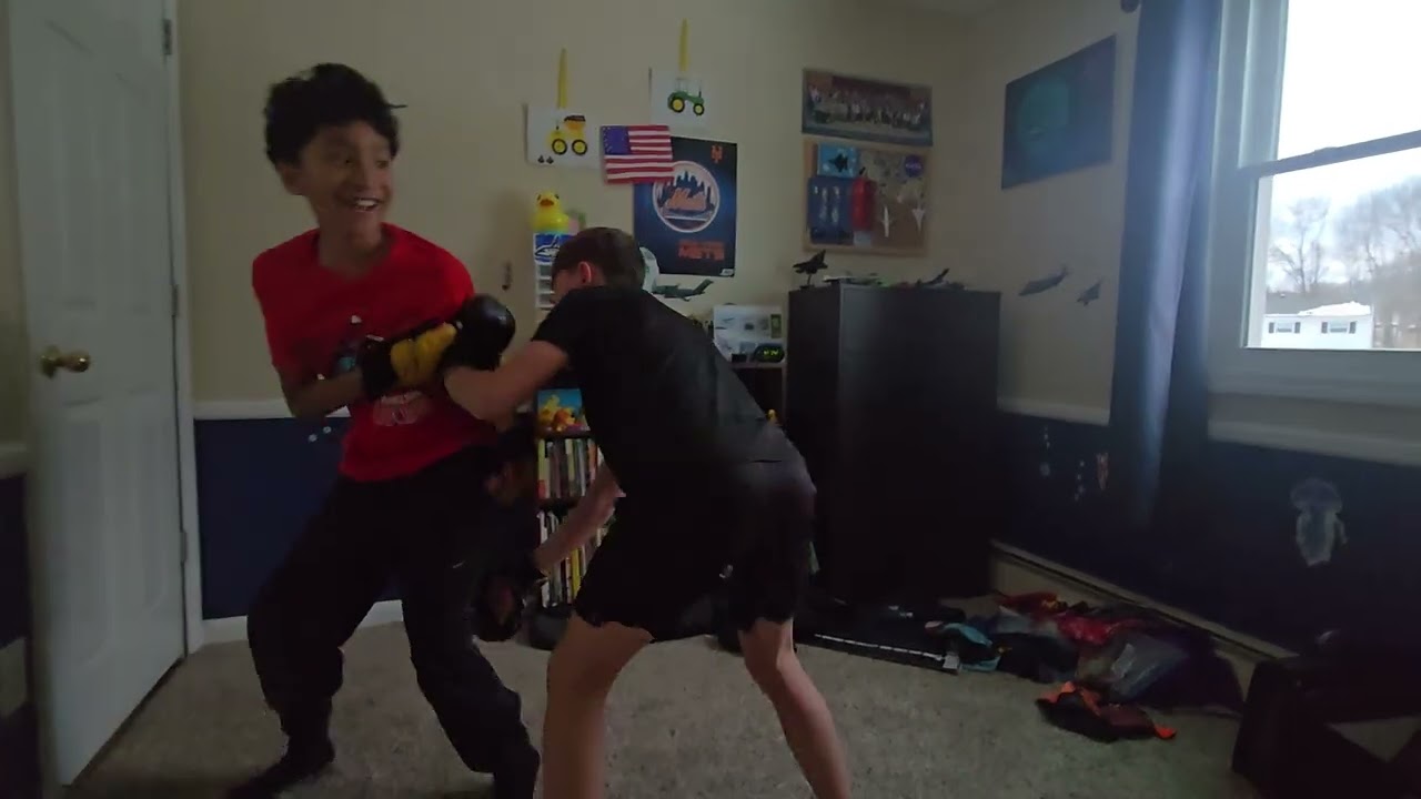 Джоджо против Ника в поединке по смешанным боевым искусствам.