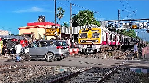 Super Speedy New ICF Medha EMU Train Skipping Huge Crowded Railgate | Katwa-Howrah EMU Local | ER